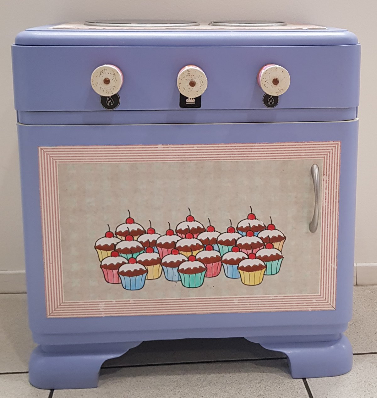 Table de nuit transformée en cuisine RA